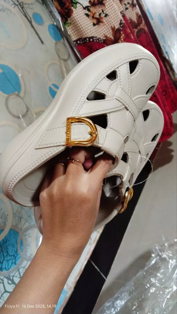 Sepatu Wedges Wanita Empuk Anti Slip 4CM - Foto ulasan pembeli