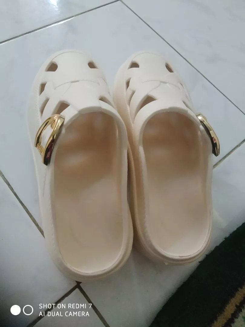 Sepatu Wedges Wanita Empuk Anti Slip 4CM - Foto ulasan pembeli