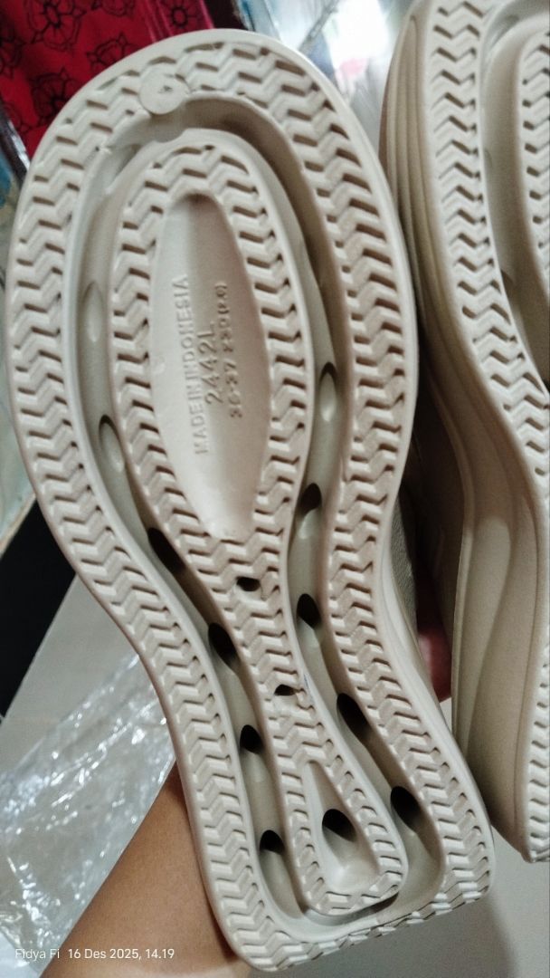 Sepatu Wedges Wanita Empuk Anti Slip 4CM - Foto ulasan pembeli