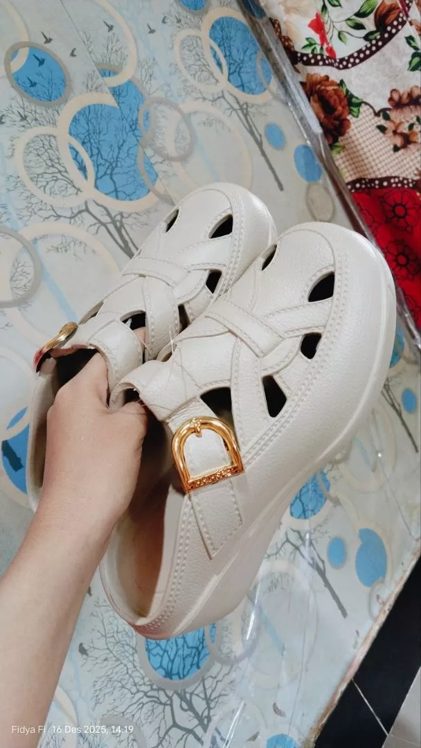 Sepatu Wedges Wanita Empuk Anti Slip 4CM - Foto ulasan pembeli