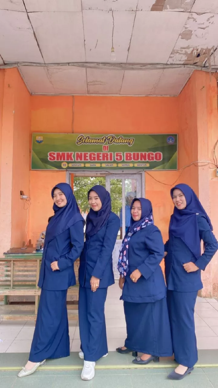 Seragam Guru Biru Dongker Stelan Rok/Celana Cerista Blazer - Foto ulasan pembeli