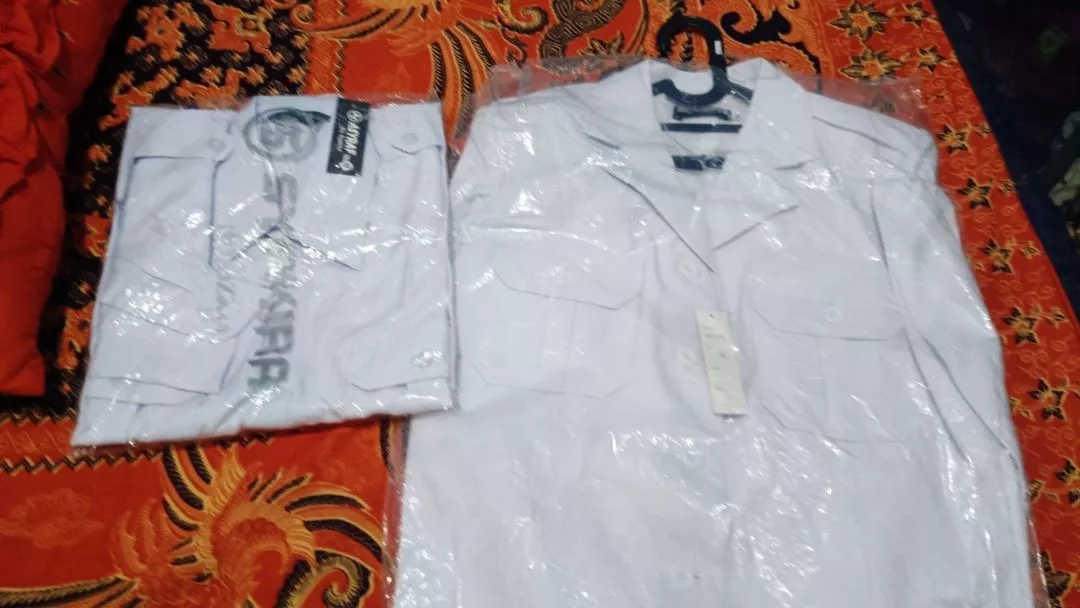 Seragam Kerja Pria Semi Wool Putih Reguler Fit - Foto ulasan pembeli