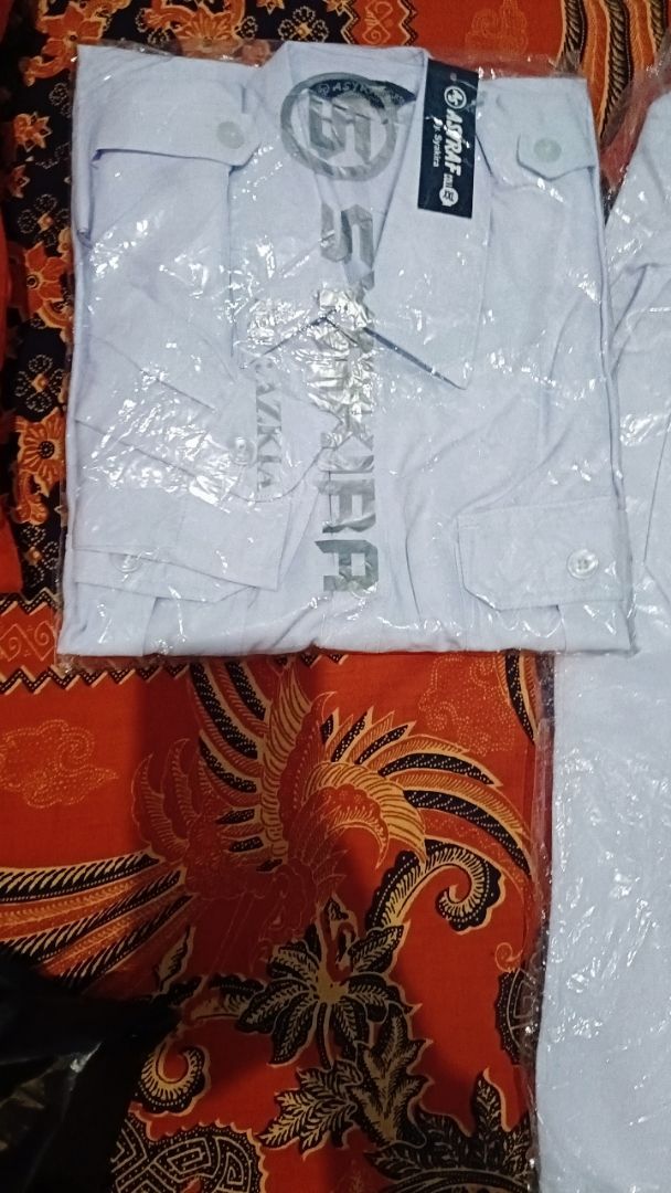 Seragam Kerja Pria Semi Wool Putih Reguler Fit - Foto ulasan pembeli