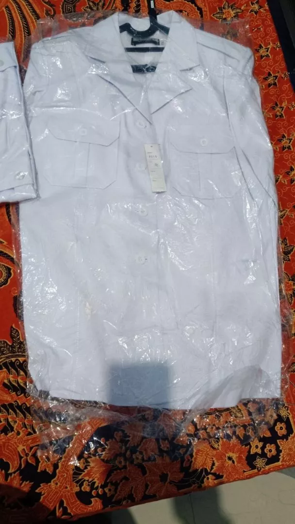 Seragam Kerja Pria Semi Wool Putih Reguler Fit - Foto ulasan pembeli