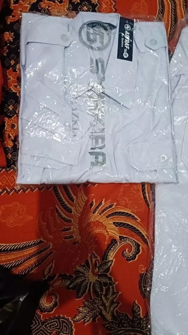 Seragam Kerja Pria Semi Wool Putih Reguler Fit - Foto ulasan pembeli