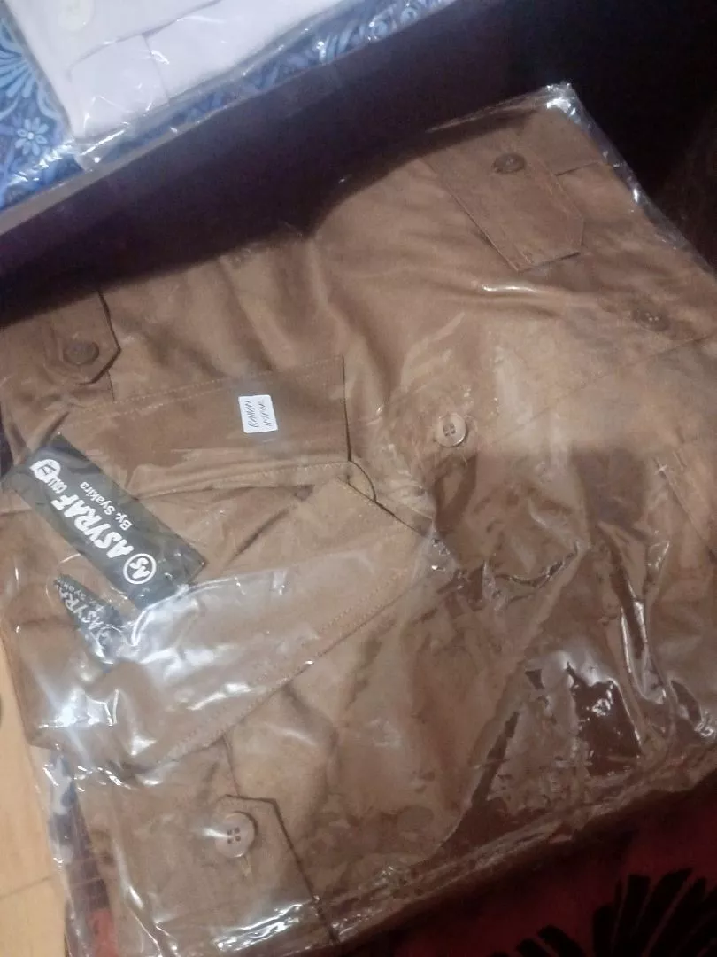 Seragam Kerja Pria Semi Wool Putih Reguler Fit - Foto ulasan pembeli
