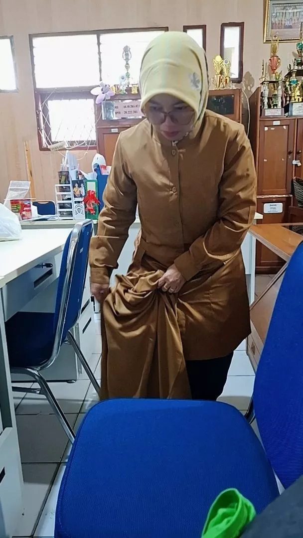 Seragam PNS Wanita Khaki Bahan Toyobo Setelan Rok PDH - Baju Pemda ASN - Foto ulasan pembeli