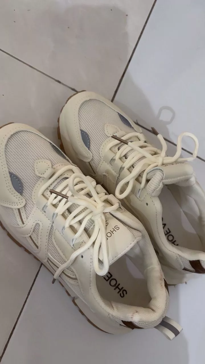 SHOEVO Sneakers Nyaman Chic untuk Wanita Sepatu Shoes Wanita Bernapas Bergaya Dalam ST076 - Buyer review photo