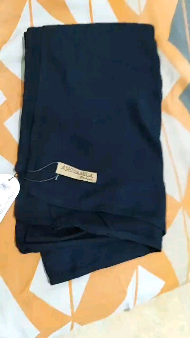 Foto ulasan pembeli s*****i, varian Hitam