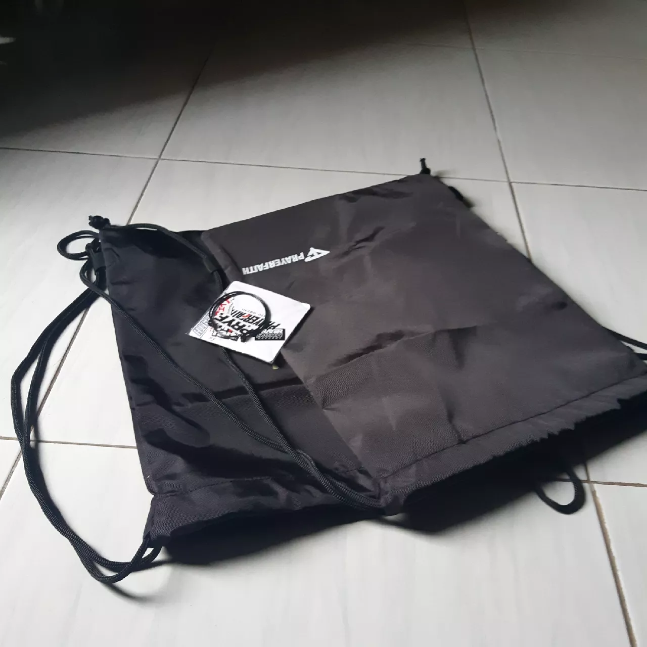 PRAYERFAIT - Tas Serut Pria Wanita Unisex Model Polos Hitam Original Tas Futsal Anti Air - Foto ulasan pembeli