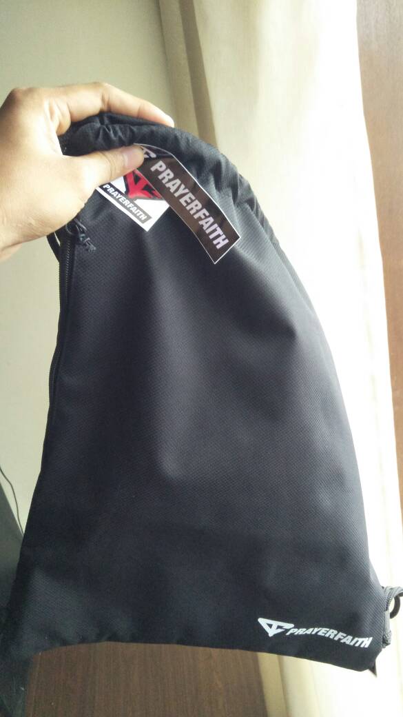 PRAYERFAIT - Tas Serut Pria Wanita Unisex Model Polos Hitam Original Tas Futsal Anti Air - Foto ulasan pembeli