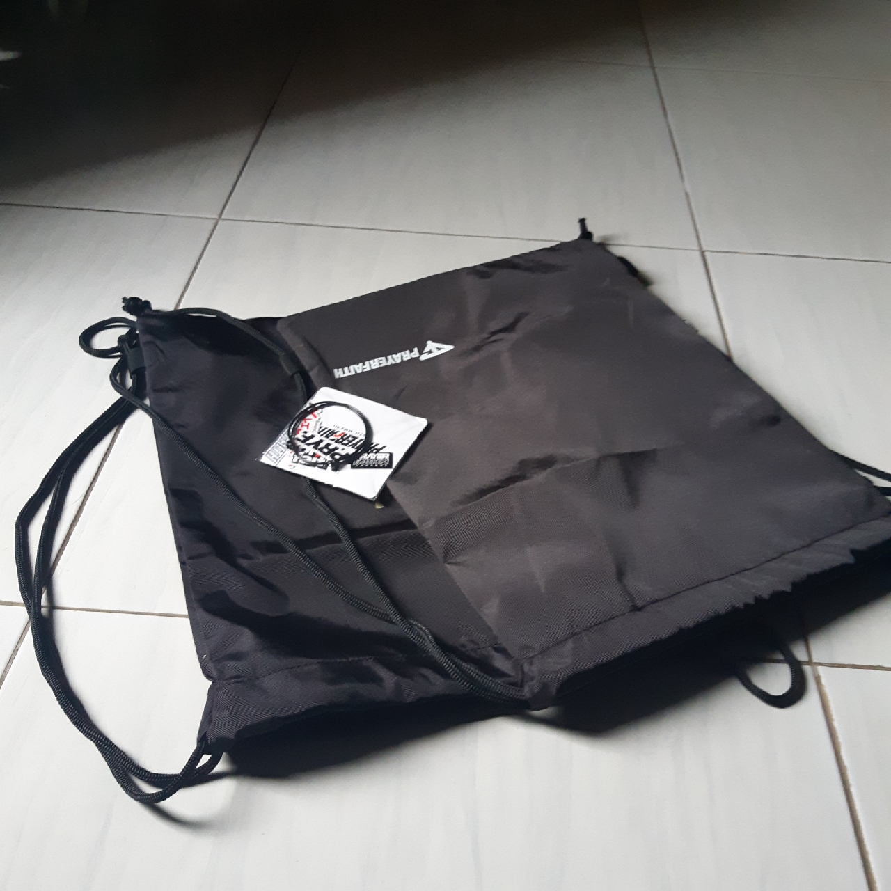 PRAYERFAIT - Tas Serut Pria Wanita Unisex Model Polos Hitam Original Tas Futsal Anti Air - Foto ulasan pembeli