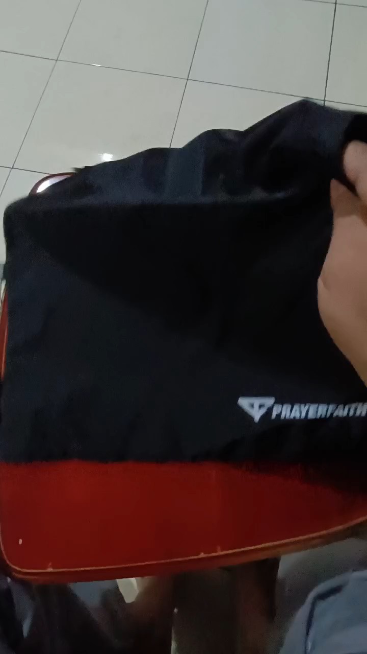 PRAYERFAIT - Tas Serut Pria Wanita Unisex Model Polos Hitam Original Tas Futsal Anti Air - Foto ulasan pembeli