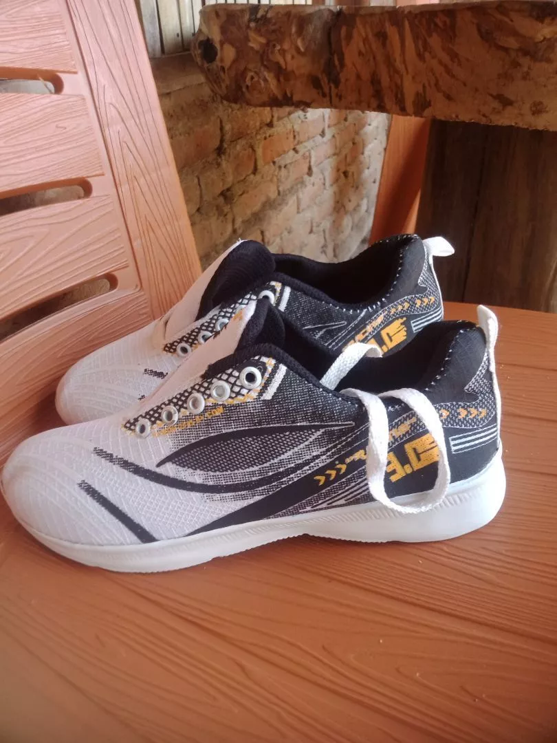 Promo.!! Sepatu Sneakers Cewek Sepatu Olahraga Simpel Dan Ringan Model Run Wanita - Foto ulasan pembeli