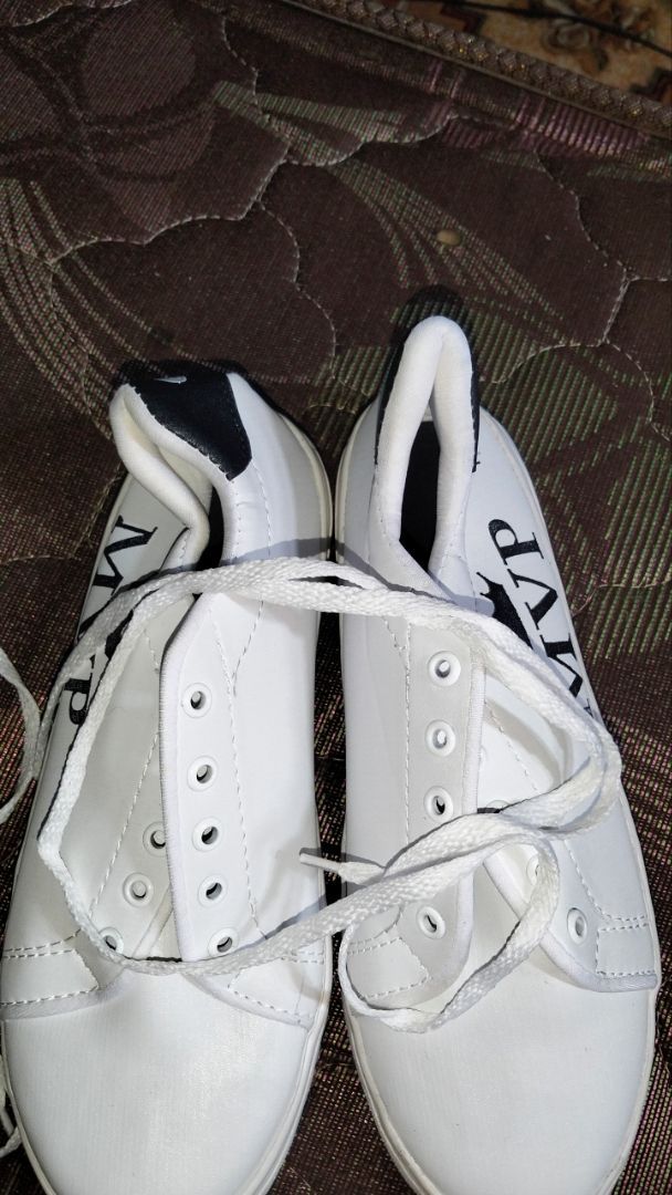 PROMO SEPATU SNEAKERS PUTIH PRIA & WANITA TERBARU - Foto ulasan pembeli