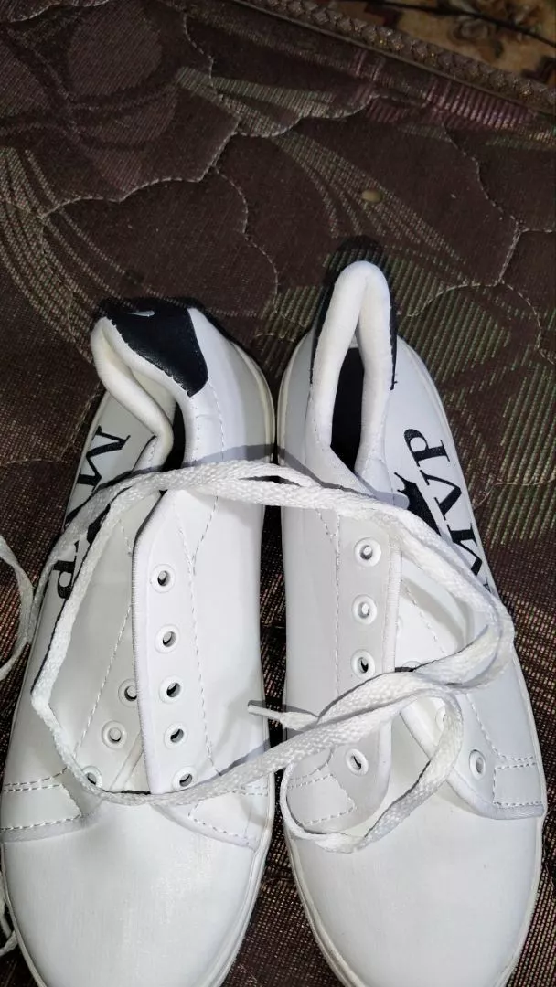 PROMO SEPATU SNEAKERS PUTIH PRIA & WANITA TERBARU - Foto ulasan pembeli