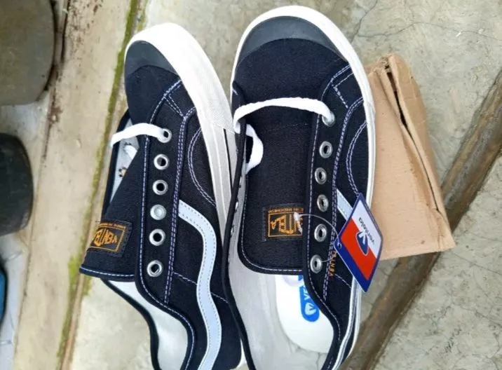 PROMO Sepatu Ventela Low Black Natural Pria Wanita - Foto ulasan pembeli
