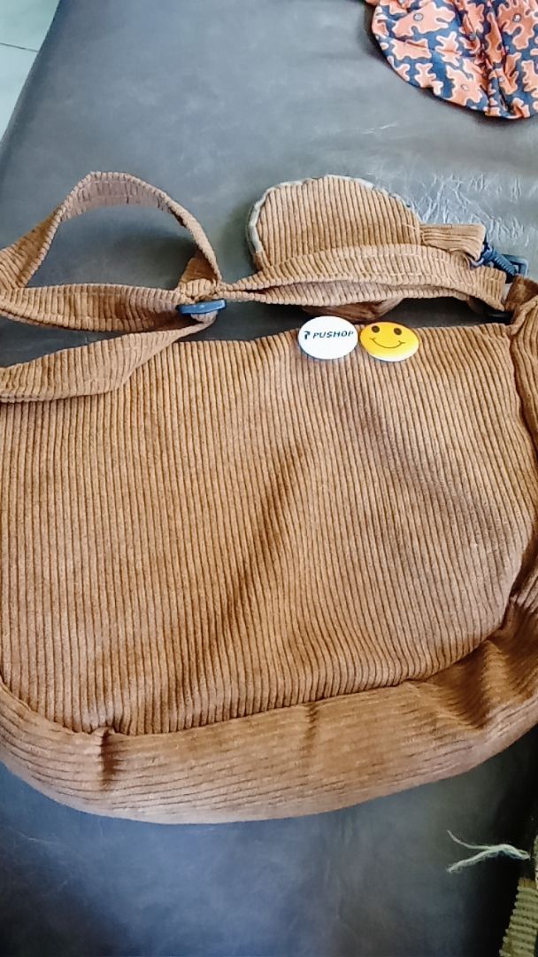 Pushop Slingbag Corduroy Unisex Free Pin Bros - Foto ulasan pembeli