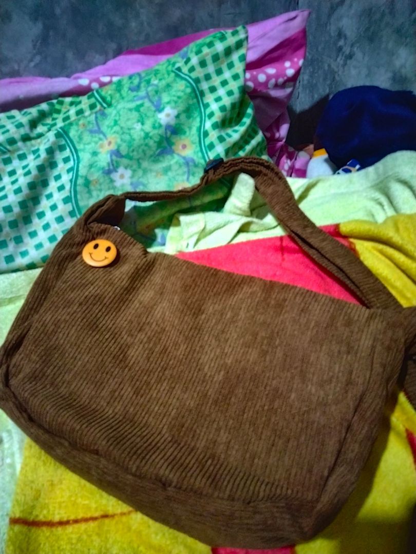 Pushop Slingbag Corduroy Unisex Free Pin Bros - Foto ulasan pembeli