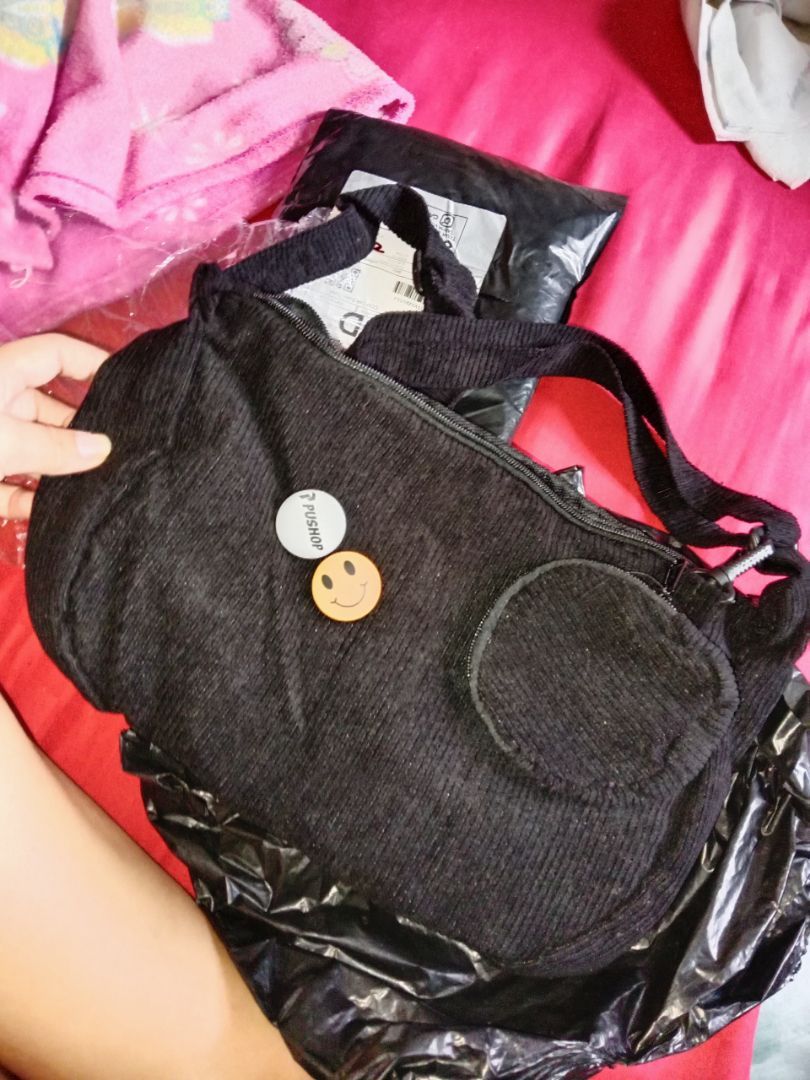Pushop Slingbag Corduroy Unisex Free Pin Bros - Foto ulasan pembeli