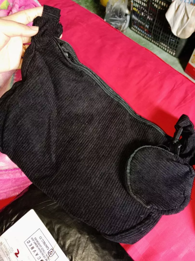 Pushop Slingbag Corduroy Unisex Free Pin Bros - Foto ulasan pembeli