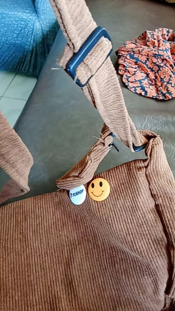Pushop Slingbag Corduroy Unisex Free Pin Bros - Foto ulasan pembeli