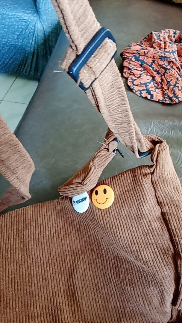 Pushop Slingbag Corduroy Unisex Free Pin Bros - Foto ulasan pembeli
