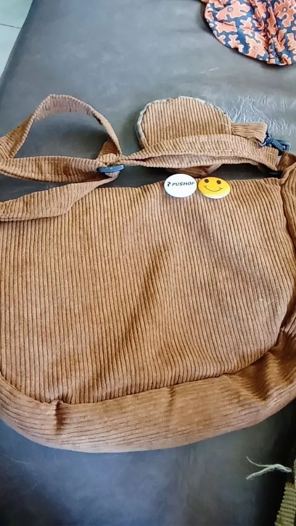 Pushop Slingbag Corduroy Unisex Free Pin Bros - Foto ulasan pembeli