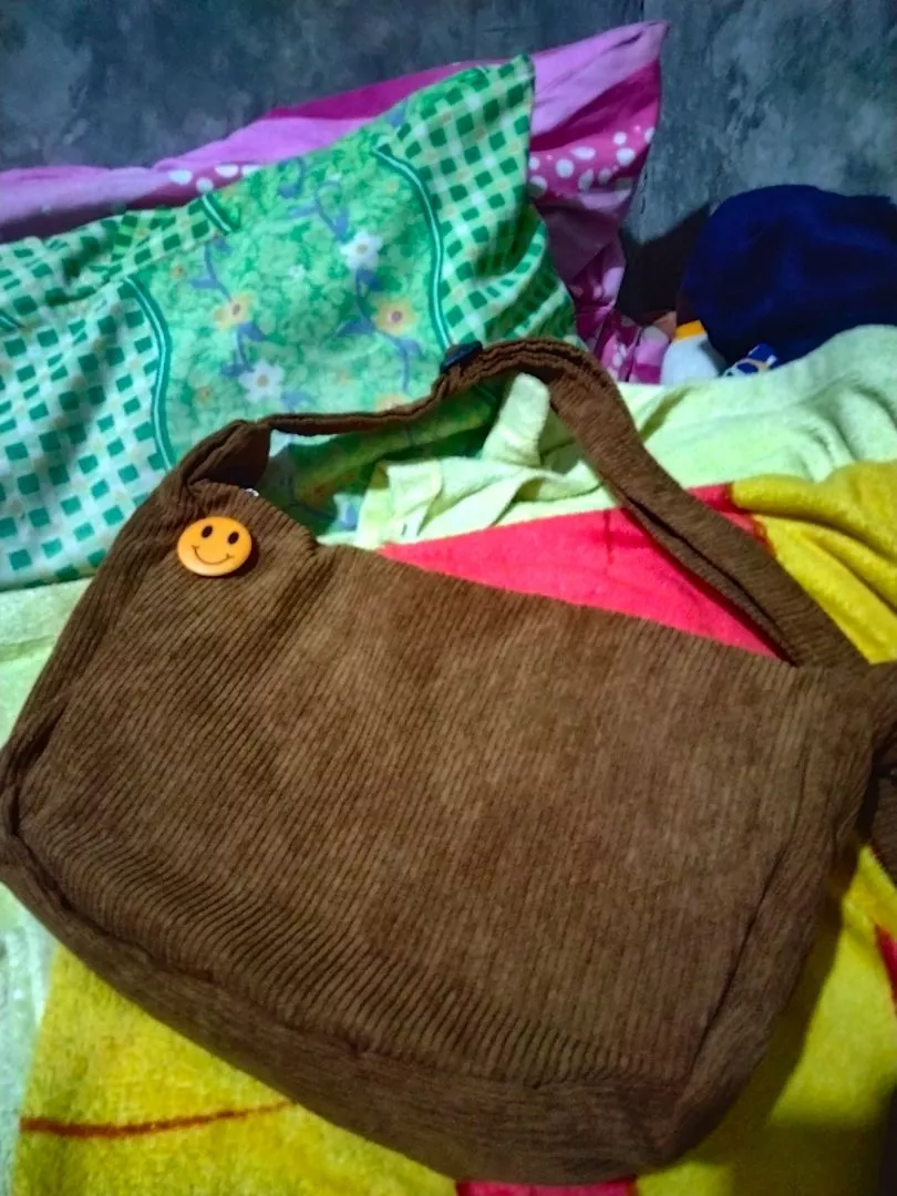 Pushop Slingbag Corduroy Unisex Free Pin Bros - Foto ulasan pembeli