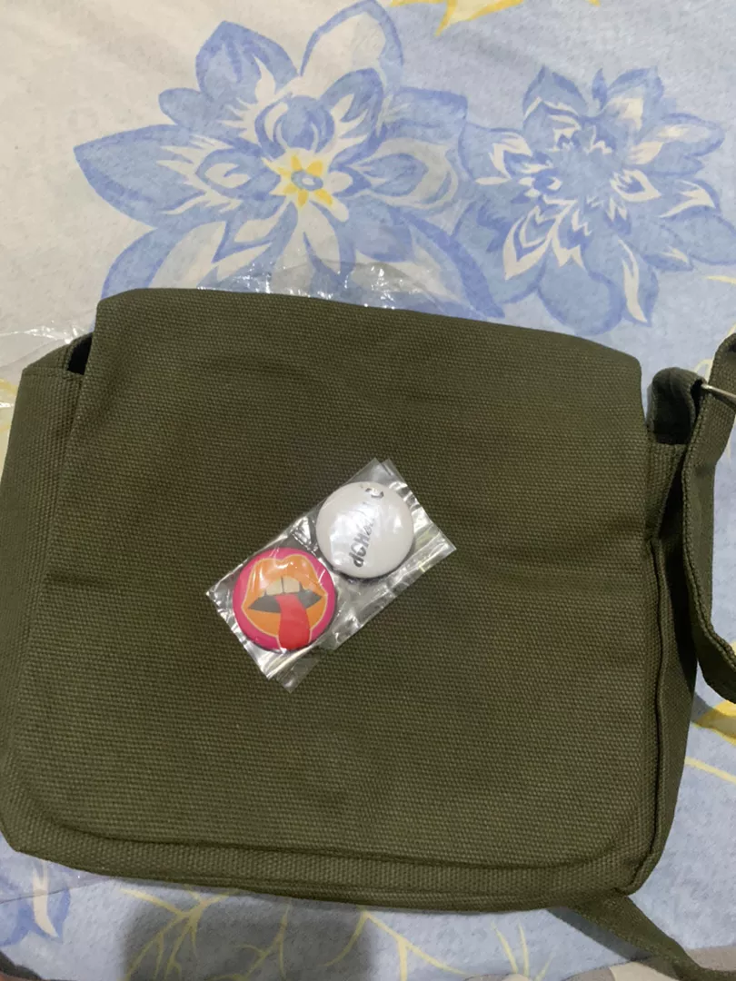 Pushop Slingbag Kanvas Kazuko Unisex Free Pin - Foto ulasan pembeli