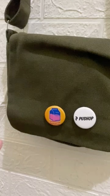 Pushop Slingbag Kanvas Kazuko Unisex Free Pin - Foto ulasan pembeli