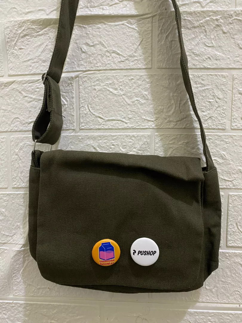 Pushop Slingbag Kanvas Kazuko Unisex Free Pin - Foto ulasan pembeli