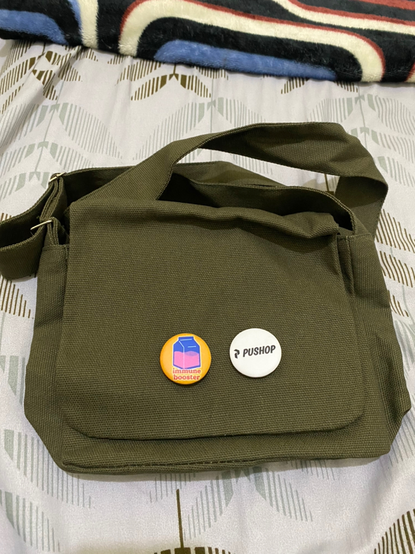 Pushop Slingbag Kanvas Kazuko Unisex Free Pin - Foto ulasan pembeli