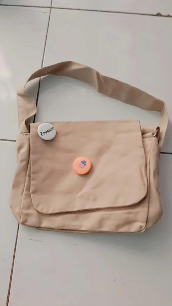 Pushop Slingbag Kanvas Kazuko Unisex Free Pin - Foto ulasan pembeli