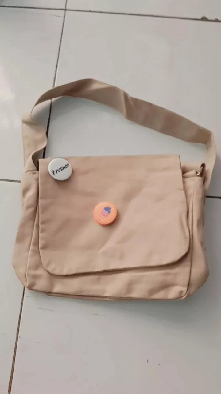 Pushop Slingbag Kanvas Kazuko Unisex Free Pin - Foto ulasan pembeli