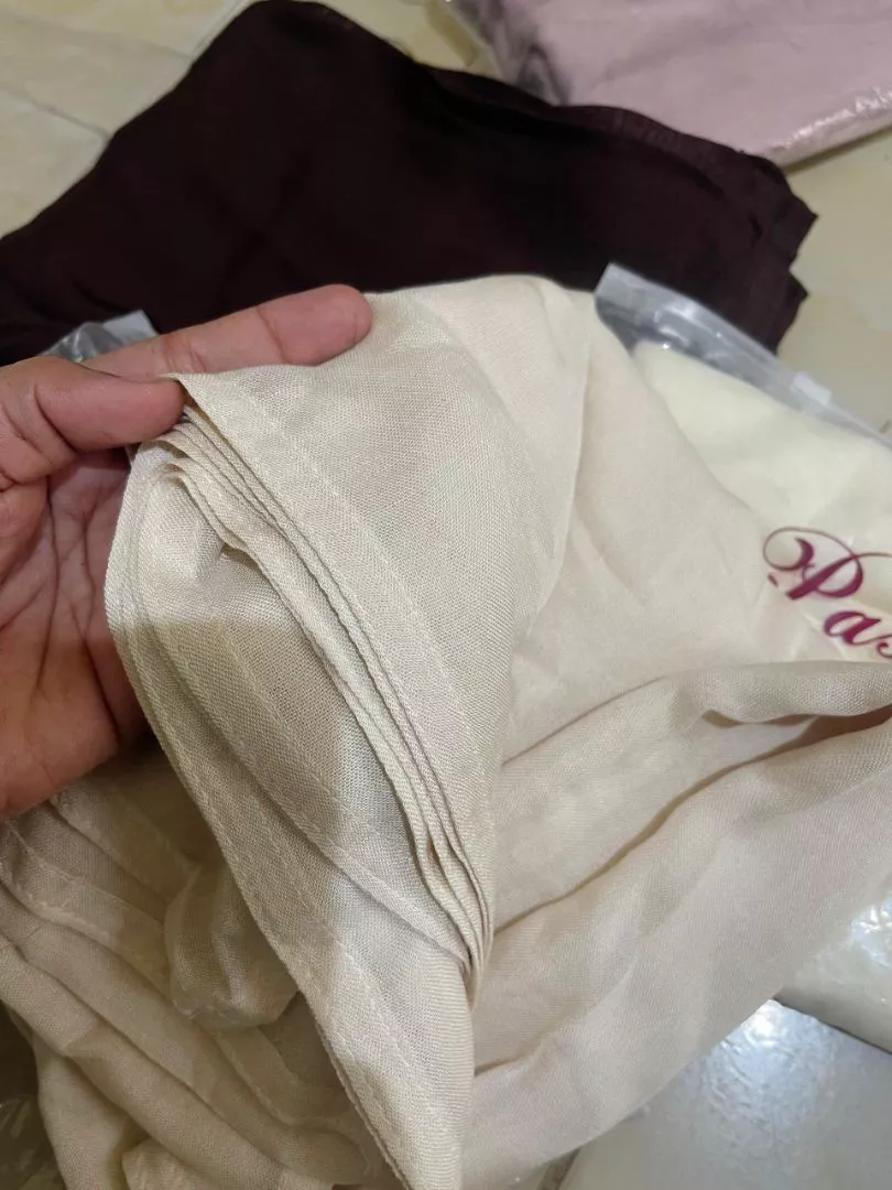 RESYAH HIJAB~ Shawl Hijab Pashmina Viscose Bamboo Premium Eksklusif Lembut - Foto ulasan pembeli