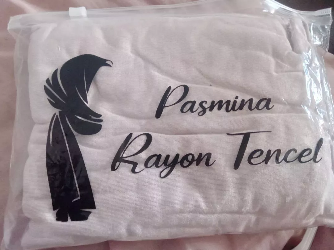 Rheno Hijab Pashmina Tencel Adem Lembut Elegan - Foto ulasan pembeli