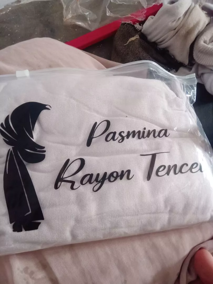 Rheno Hijab Pashmina Tencel Adem Lembut Elegan - Foto ulasan pembeli