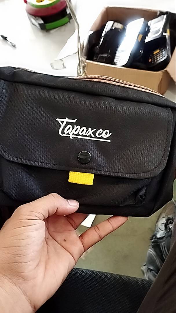 TAPAXCO Tas Selempang Pouch slingbag Tapax shecker unisex pria/wanita - Foto ulasan pembeli