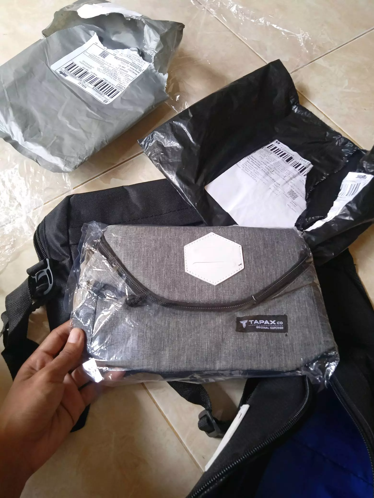 Tapaxco Tas Selempang Unisex Cordura Original - Foto ulasan pembeli