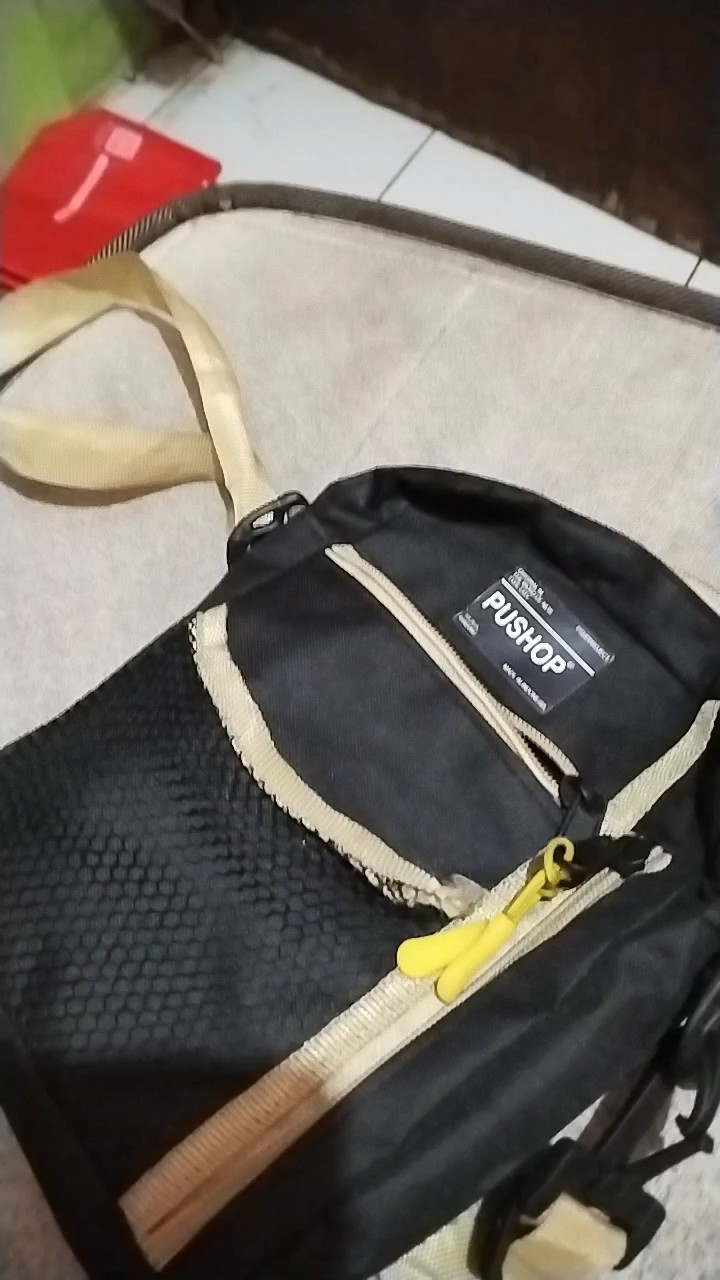TAS SELEMPANG FULL BLACK KEKINIAN PRIA WANITA - Foto ulasan pembeli