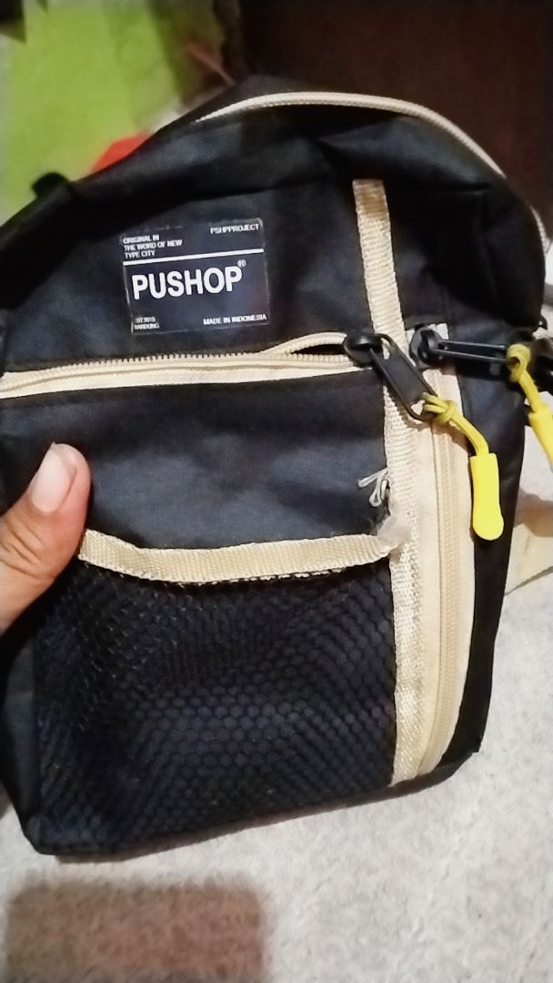 TAS SELEMPANG FULL BLACK KEKINIAN PRIA WANITA - Foto ulasan pembeli