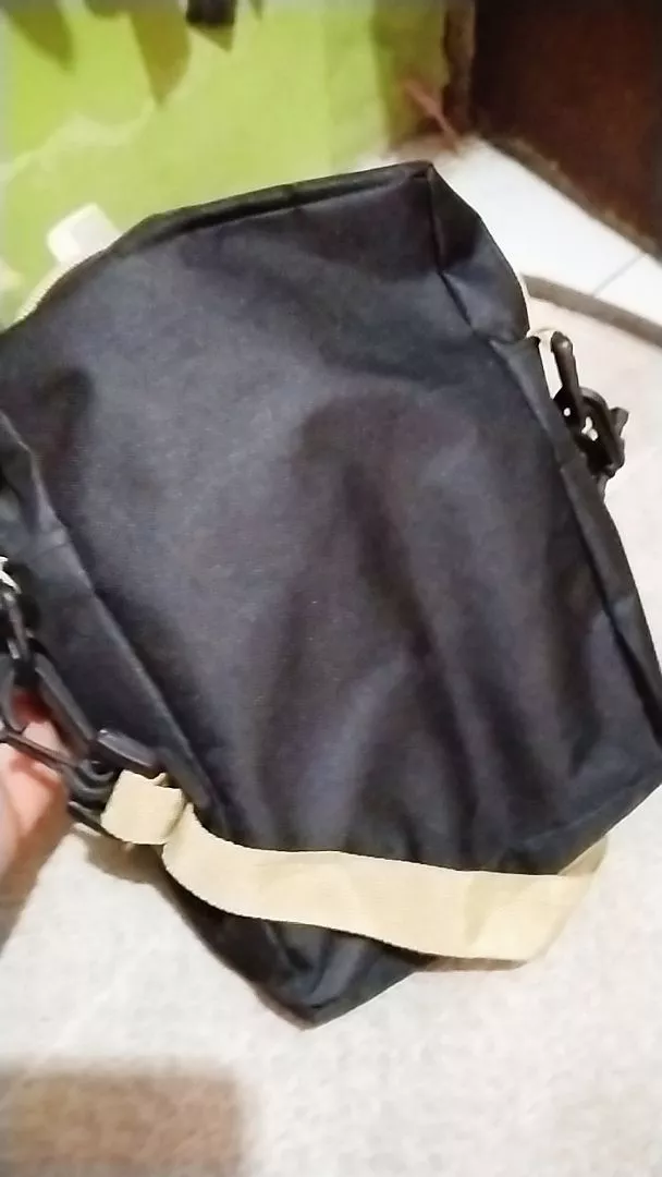TAS SELEMPANG FULL BLACK KEKINIAN PRIA WANITA - Foto ulasan pembeli