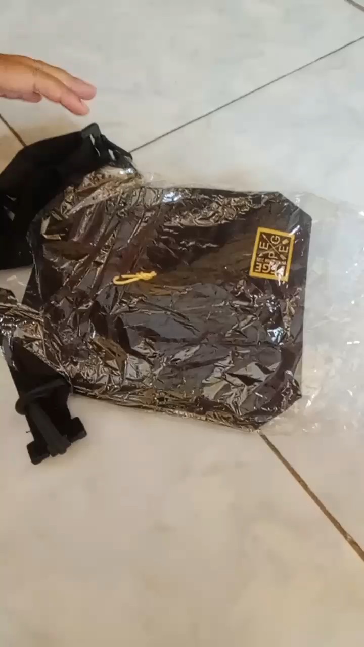 TAS SELEMPANG FULL BLACK KEKINIAN PRIA WANITA - Foto ulasan pembeli