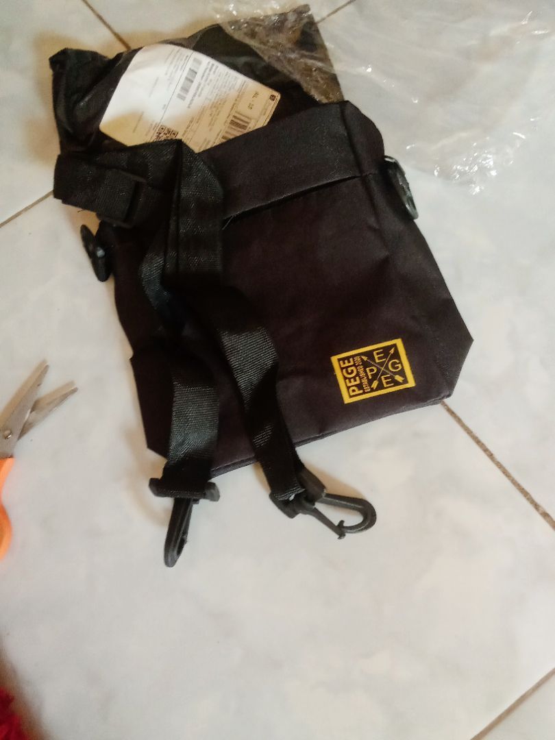 TAS SELEMPANG FULL BLACK KEKINIAN PRIA WANITA - Foto ulasan pembeli