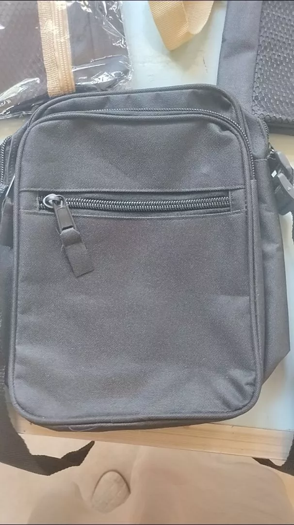 TAS SELEMPANG FULL BLACK KEKINIAN PRIA WANITA - Foto ulasan pembeli