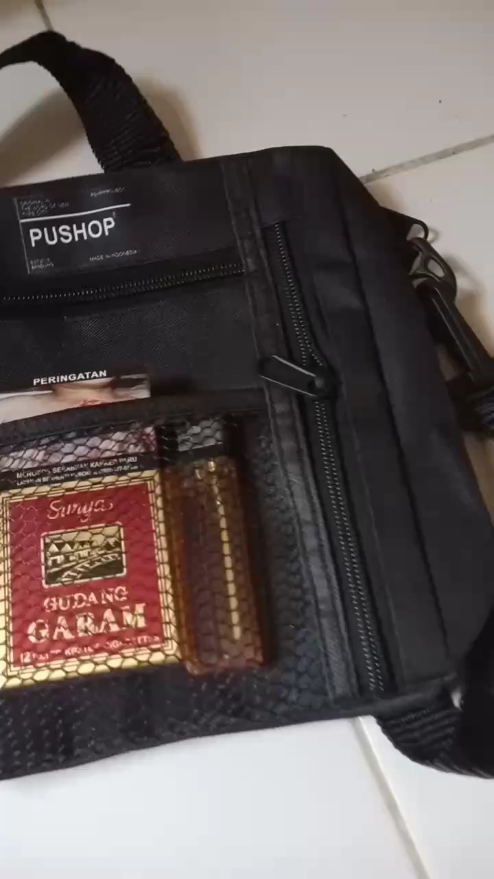 TAS SELEMPANG FULL BLACK KEKINIAN PRIA WANITA - Foto ulasan pembeli