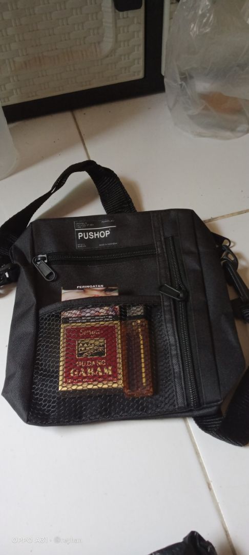 TAS SELEMPANG FULL BLACK KEKINIAN PRIA WANITA - Foto ulasan pembeli