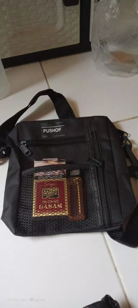 TAS SELEMPANG FULL BLACK KEKINIAN PRIA WANITA - Foto ulasan pembeli
