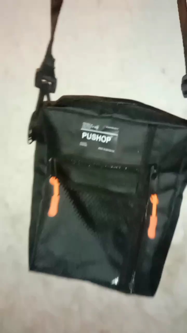 TAS SELEMPANG FULL BLACK KEKINIAN PRIA WANITA - Foto ulasan pembeli